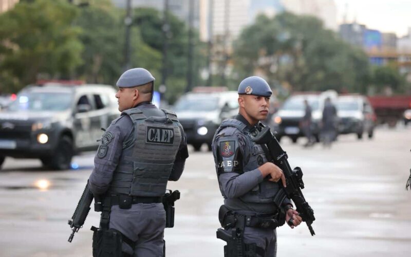 Operação policial em Pinheiros visa enfrentar roubos de motos e a violência na região de São Paulo