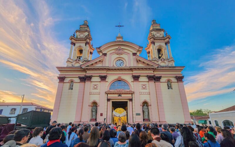 Vale do Paraíba festeja Corpus Christi com coloridos tapetes, procissões e eventos culturais
