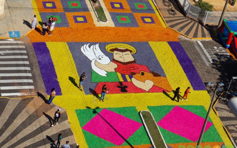 Cidades do interior paulista homenageiam Corpus Christi com tapetes e cultura local