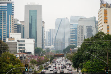 Sexta-feira (12) em São Paulo: Um amanhecer envolto por nuvens