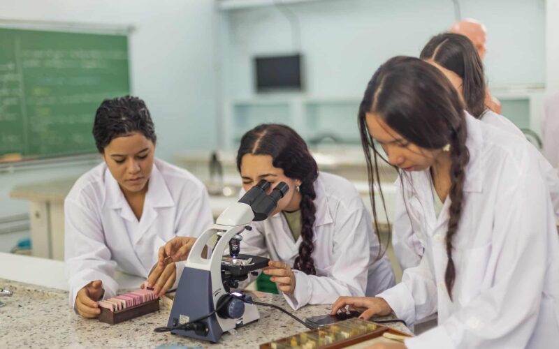 São Paulo oferece 94 vagas de estágio em Farmácia para estudantes do ensino técnico