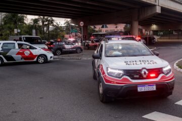 Ação policial resulta na prisão de três indivíduos e na apreensão de drogas em operação na cidade
