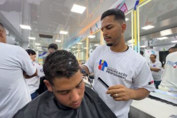 De artista a barbeiro: Capacitação transforma a carreira de um morador de Eldorado