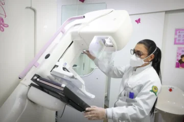 Outubro Rosa: especialista desmistifica crenças e responde a perguntas sobre a saúde mamária