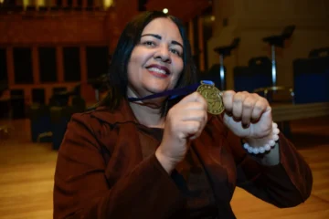 Educadora de Ribeirão Preto é homenageada em nível estadual e se emociona ao recordar conquista de ex-aluna da EJA no vestibular
